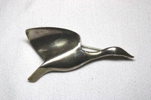 lot 101 image: Sterling Silver - Flying goose brooch marked Sterling