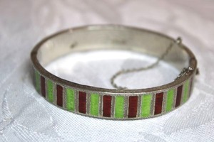 lot 112 image: Sterling Silver - Red and green panel bar bracelet marked Sterling with extension chain and box clasp, weight 20g