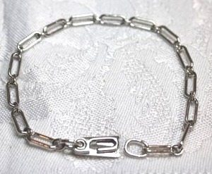 lot 115 image: Sterling Silver - elongated chain link bracelet, clasp marked Sterling, weight 5.3g