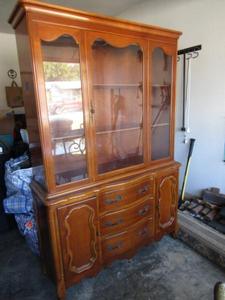 lot 312 image: Vintage retro 1960s China hutch maple wood design (PLEASE BRING HELP TO LOAD)