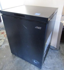 lot 319 image: Arctic King chest freezer. (Test ran for 3 days and did get ice cold)