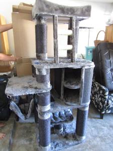 lot 340 image: Large cat castle 6 ft tall (PLEASE BRING HELP TO LOAD)