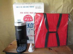 lot 352 image: Hawaiian shaved ice maker and thermal tote bag