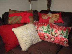 lot 368 image: Assorted Christmas theme throw pillows