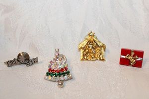 lot 285 image: (4) Lapel  tie tack pins. Includes manger, tree, Think Snow and figural gift box