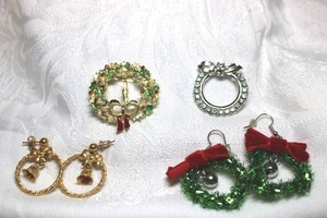 lot 283 image: Wreath theme jewelry. Includes a signed Gerrys candle wreath with bow pin. Marked Gerrys, wreath pin and earrings.