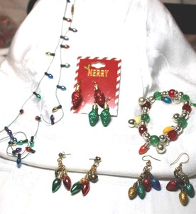 lot 279 image: (5) Christmas light themed jewelry. Includes stretch bracelet, (3) pairs ear wire earrings, necklace.