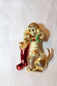 lot 294 image: Signed Gerrys Puppy dog with stocking broochpin. Marked Gerrys on reverse. 2H