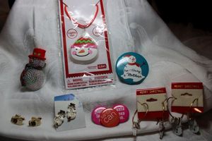 lot 277 image: (4) Pairs of snowman and reindeer earrings. 2 on vintage Merry Christmas hang cards. Includes other snowman related jewelry and buttons
