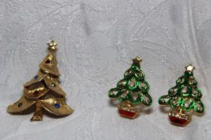 lot 281 image: Holiday tree 2H broochpin in brushed texture with enamel poststud tree 1H earrings.