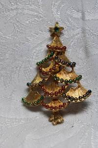 lot 280 image: Signed Gerrys Holiday tree broochpin. Marked Gerrys on reverse. 2.5H