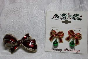 lot 273 image: Enamel bow poststud earrings and Enamel bow broochpin. Earrings .75H and Bow 2W