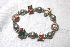 lot 252 image: Vintage gunmetal bead and enamel charm bead stretch bracelet.