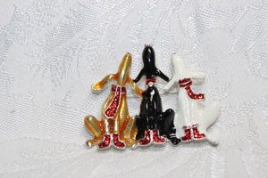 lot 251 image: Enamel Howling Beagles dog broochpin. 1.75W x 1.25H