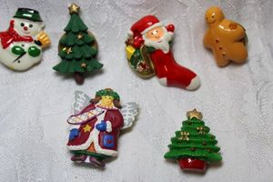 lot 255 image: Holiday theme button cover selection (6 count)