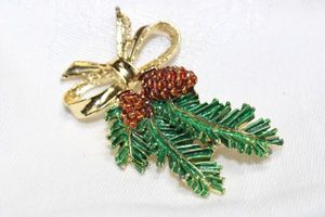 lot 245 image: Signed Gerrys 3 dimensional pine tree and cone bow broochpin. Marked Gerrys on reverse. 2H