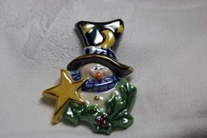 lot 241 image: Signed Boyds Bears 2002 enamel and glazed pottery snowman broochpin. Marked TBC 2002 on reverse. 2.25H