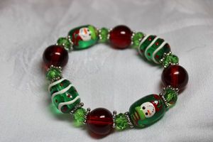 lot 231 image: Holiday art glass bead stretch bracelet.