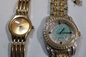 lot 190 image: Jewelry watches - Rhinestone decorated Quartz watch with extra links, and Geneva ladies gold watch