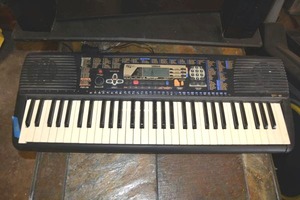 lot 139 image: Yamaha portable electric keyboard PSR-195. Worked when plugged in.
