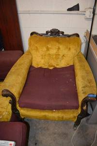 lot 140 image: Vintage gold upholstered accent chair (cushion could use attention)