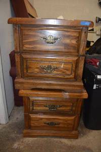 lot 143 image: 2 bedside storage cabinets