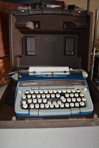 lot 147 image: Vintage Smith-Corona typewriter Classic 12 and case