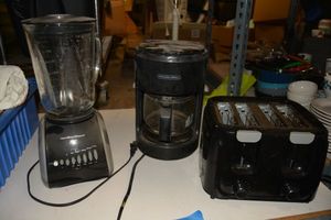 lot 170 image: Coffee machine, toaster and blender