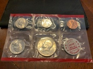 lot 26 image: Mint set uncirculated see pics. 1972 brilliant condition