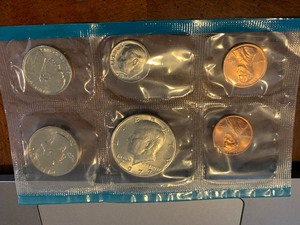 lot 72 image: 972 uncirculated mint set-52 years old