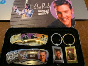 lot 92 image: Elvis collectable tin gift set 2 knives 2 key chains