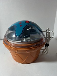 lot 155 image: Small home ice cream maker