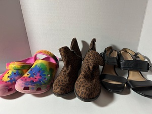 lot 147 image: Size 9 or 9 12 womens shoes