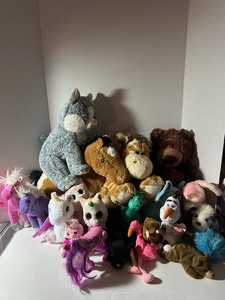lot 141 image: Large lot of toys