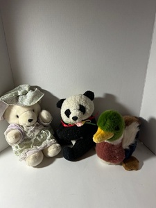 lot 123 image: Vintage stuffed animal toys