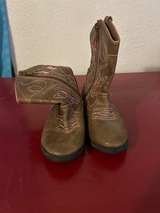 lot 103 image: cowgirl boots, toddler size 8