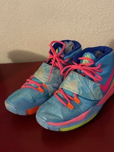 lot 91 image: Kids, Nike shoes, size six youth