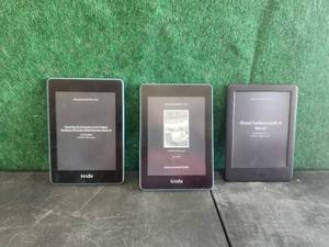 lot 4 image: Selection of 3 Kindles - took charge and contain books - no cables