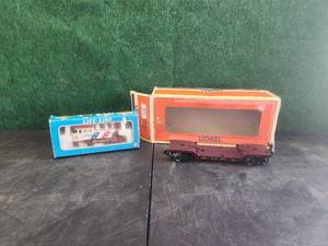 lot 11 image: Lionel train car and Life like 1776 train engine