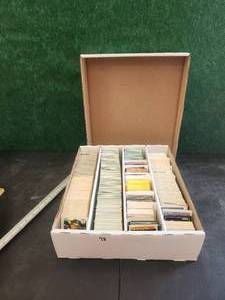 lot 13 image: Generous selection of baseball cards