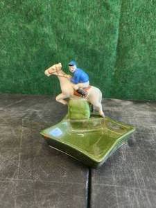 lot 21 image: Vintage horse themed ashtray - Gold Castle - Japan