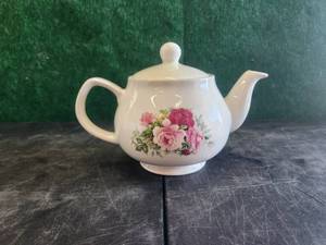 lot 23 image: Ceramic teapot - Price Kensington Potteries - England