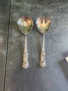 lot 55 image: Vintage Silverplated salad tong set - Italy