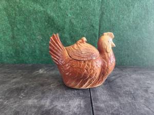 lot 62 image: Vintage hen cookie jar