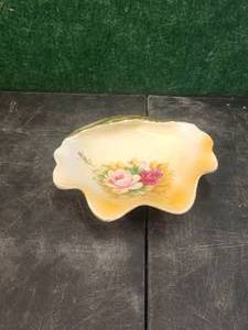 lot 115 image: Vintage Lefton hand painted rose seashell dish
