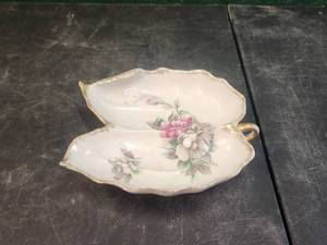 lot 117 image: Vintage hand painted ceramic porcelain dish