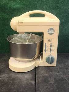 lot 126 image: Hamilton Beach mixer set