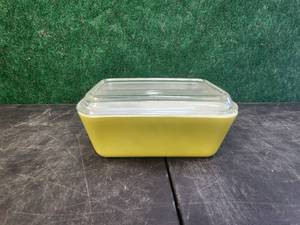 lot 129 image: Vintage Pyrex dish with lid