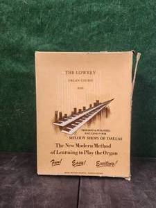 lot 131 image: Vintage The Lowery organ course set