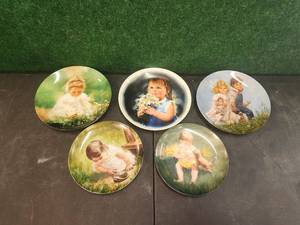 lot 157 image: Selection of collectible plates